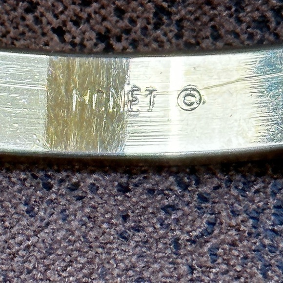 Monet Vintage 80's SIGNED gold tone etched bangle bracelet - Picture 3 of 3